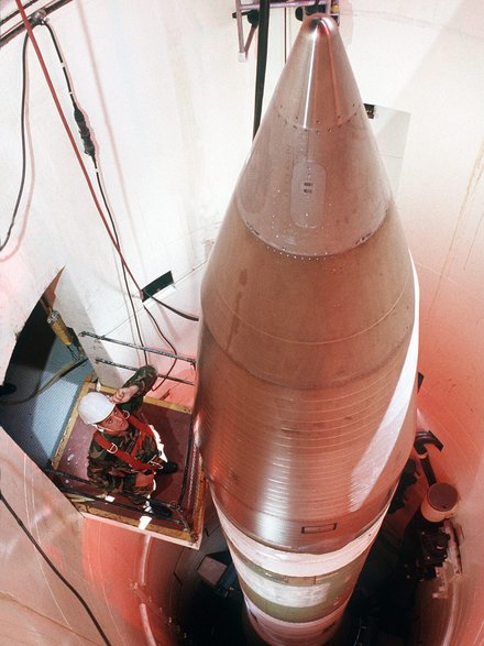 Minuteman III umieszczony w podziemnym silosie.