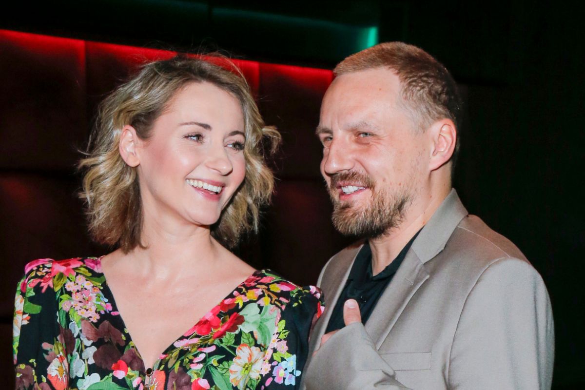 Wskoczyła w "nagą" spódnicę. Odsłoniła całe nogi