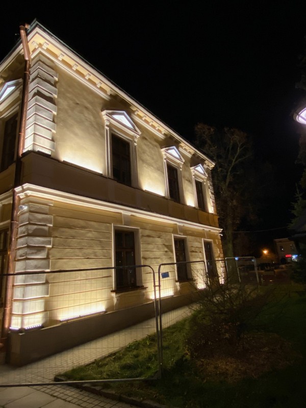 Nowo wykonana elewacja na ratuszu w Nowym Targu. Zdaniem burmistrza wszystkie nierówności na tynku są zrobione celowo by "postarzyć obiekt". Specjaliści mówią jednak wprost, że takie prace to "fuszerka"