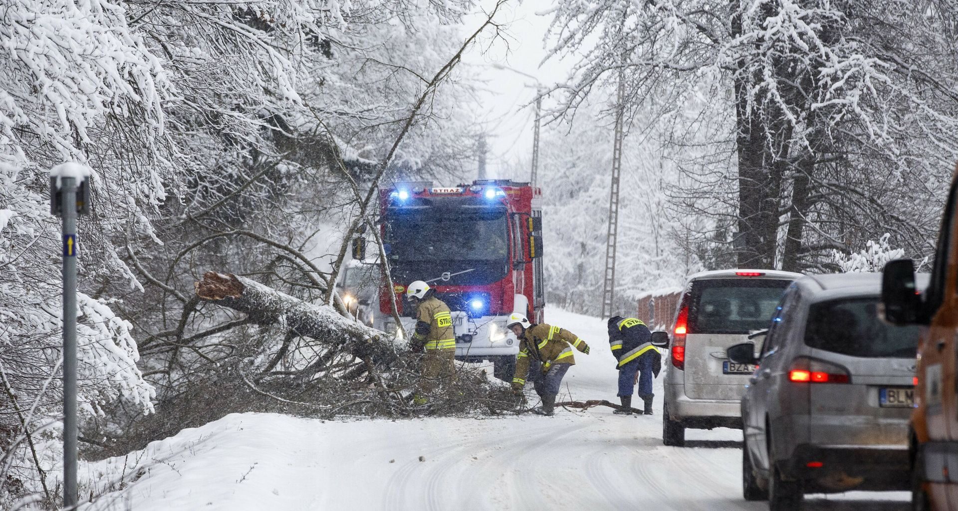 Wysłano alerty RCB. Ostrzeżenia przed zawiejami i zamieciami śnieżnymi