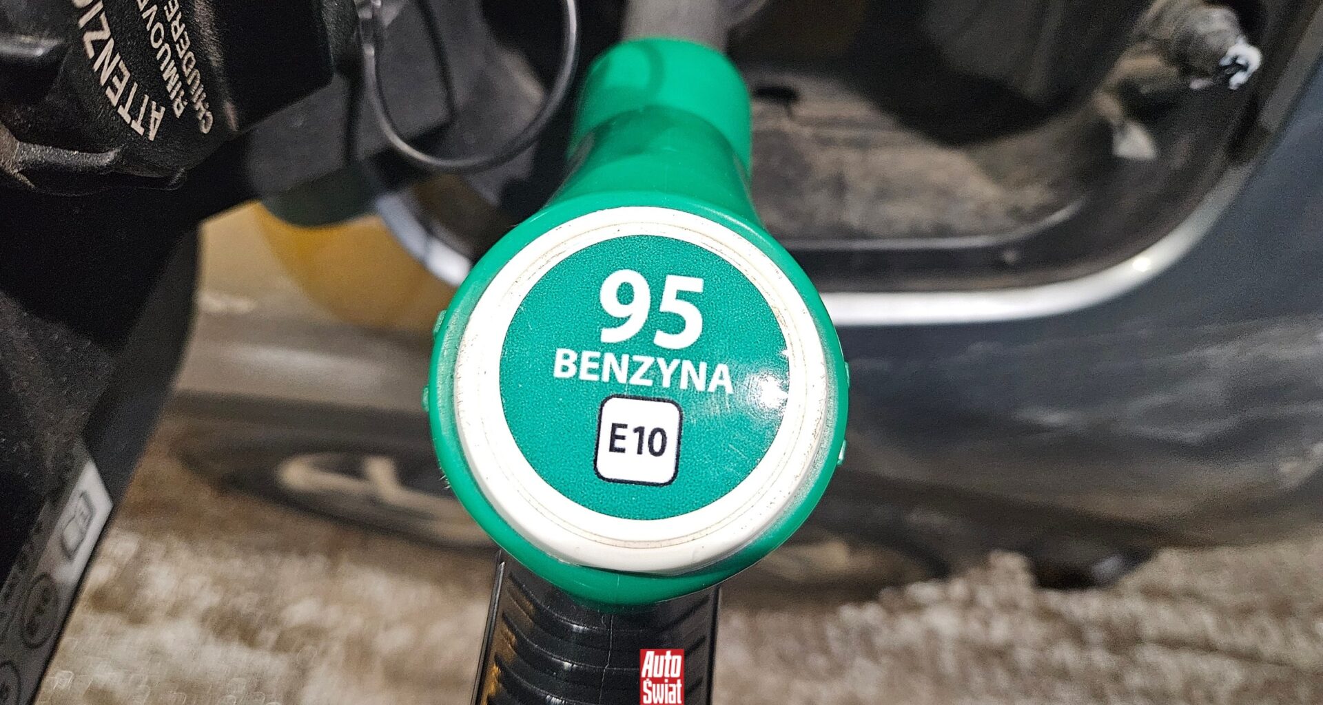 Czy benzyna E10 może uszkodzić auto? Mechanik mówi, do jakich aut jej nie tankować