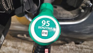 Czy benzyna E10 może uszkodzić auto? Mechanik mówi, do jakich aut jej nie tankować