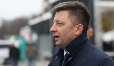 Dywersja na torach. Tusk: ładunek wybuchł pod pociągiem towarowym