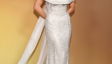 Walka na dekolty na gali Governors Awards: Sydney Sweeney, Jennifer Lopez, Dakota Johnson (ZDJĘCIA)