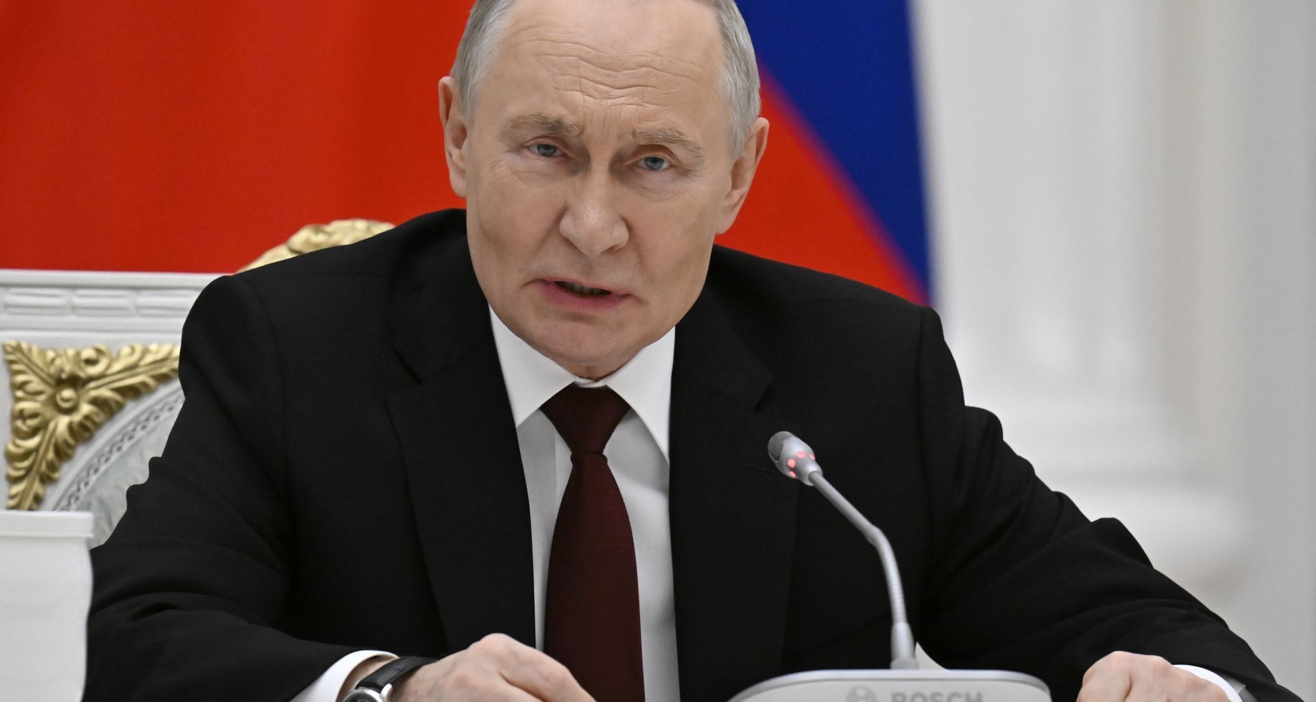 Łomża: krok od tragedii. Policjanci wynieśli seniorkę na rękach