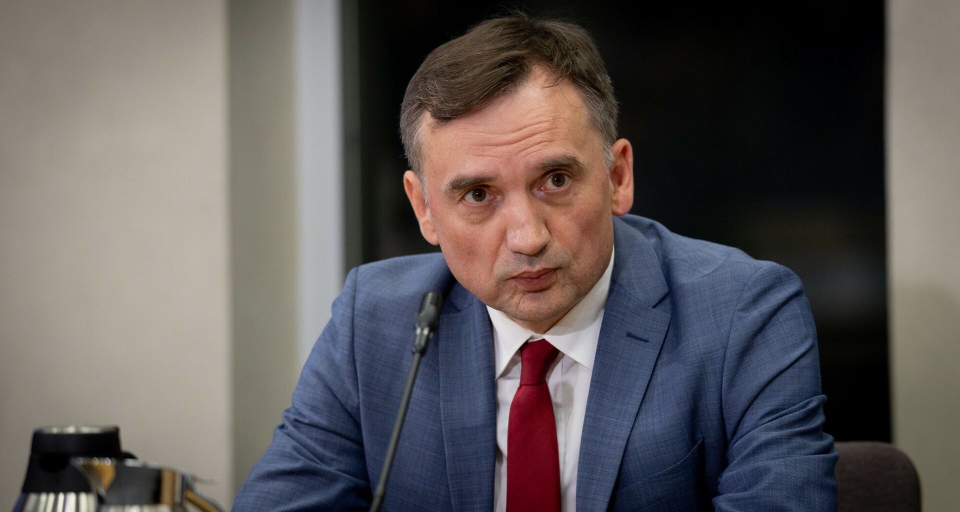 Serdeczni czy zazdrośni? Jak naprawdę widzą się Polacy