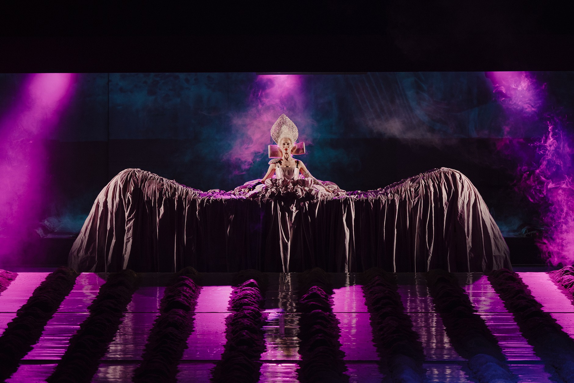 Danuta Stenka w spektaklu "Termopile polskie", reż. Jan Klata, Teatr Narodowy w Warszawie