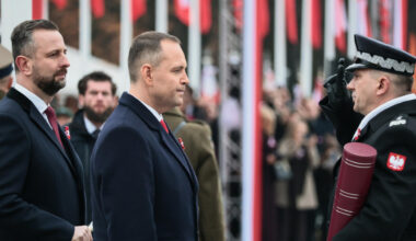 Zamieszanie podczas wręczania nominacji generalskich. Tłum wybuczał ministrów