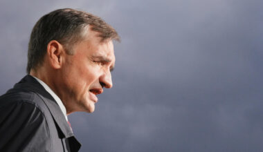 Ziobro nie chce się zrzec się immunitetu. Zostanie w Budapeszcie? "To byłoby skazanie się na margines"