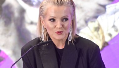 Wszedł na klatkę schodową. Pokazał drzwi do jednego z mieszkań