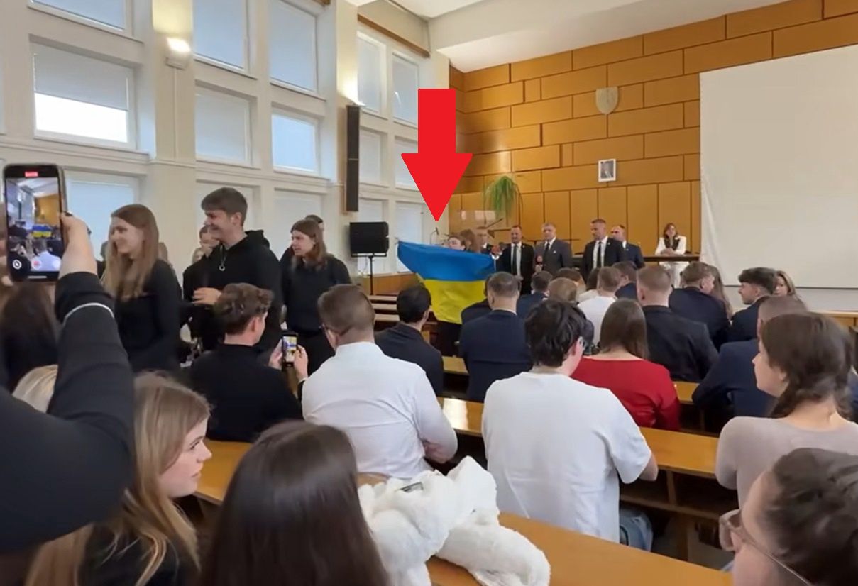 Stał oko w oko z kasjerką. Nagle chwycił butelkę. Jest nagranie