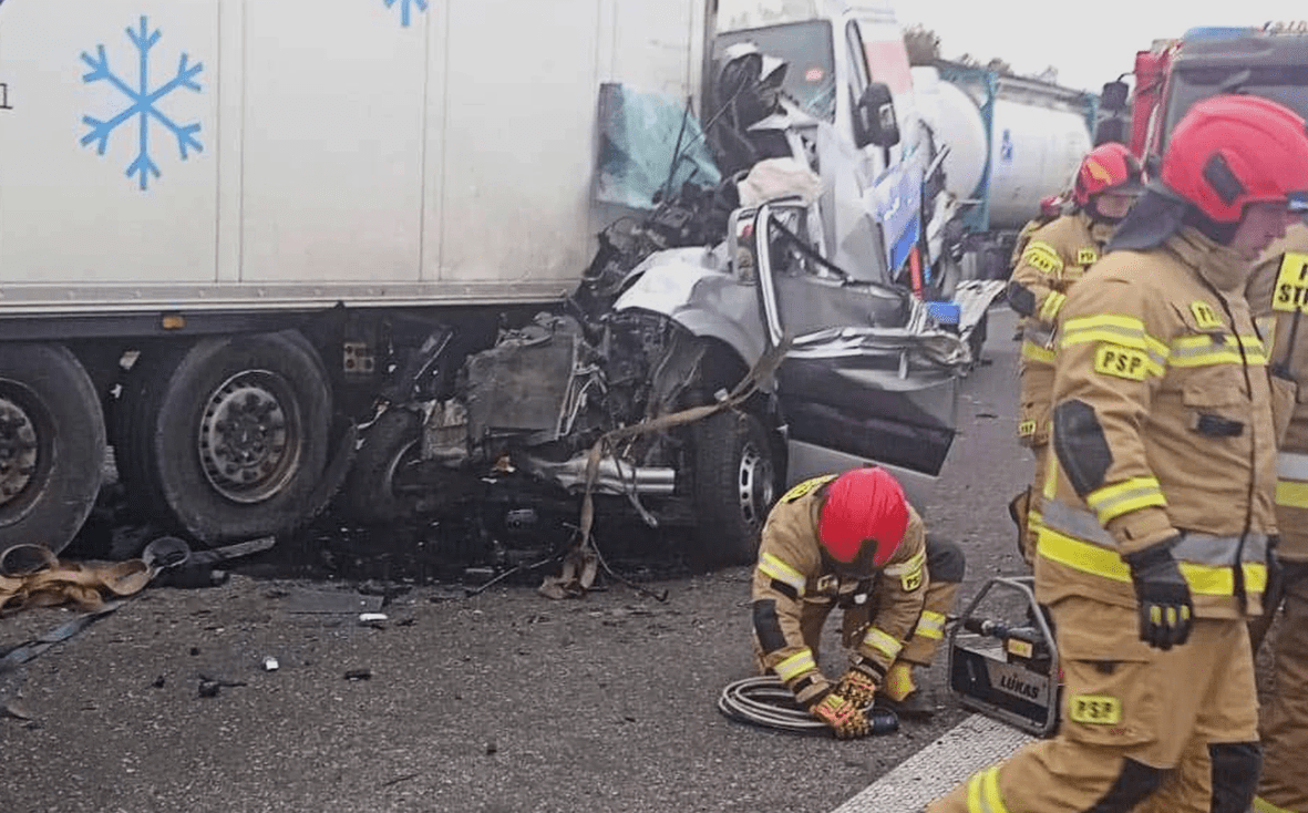 Wypadek na A2. Kierowca cudem przeżył - Remiza.pl