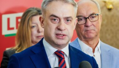 Poznań, 23.11.2025. Wicepremier, minister cyfryzacji Krzysztof Gawkowski (C) na konferencji prasowej po obradach wojewódzkiego kongresu Nowej Lewicy w siedzibie Wielkopolskiej Izby Rzemieślniczej w Poznaniu, 23 bm. (amb) PAP/Marek Zakrzewski