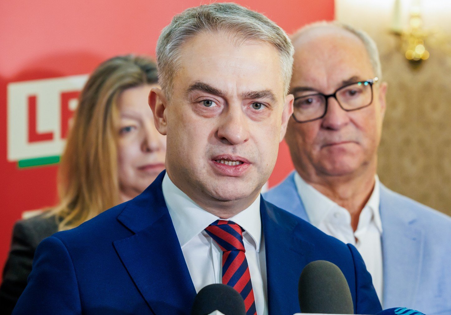 Poznań, 23.11.2025. Wicepremier, minister cyfryzacji Krzysztof Gawkowski (C) na konferencji prasowej po obradach wojewódzkiego kongresu Nowej Lewicy w siedzibie Wielkopolskiej Izby Rzemieślniczej w Poznaniu, 23 bm. (amb) PAP/Marek Zakrzewski