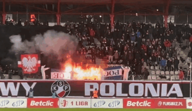 Polonia Warszawa wygrywa, a jej kibice spalili flagę rywali