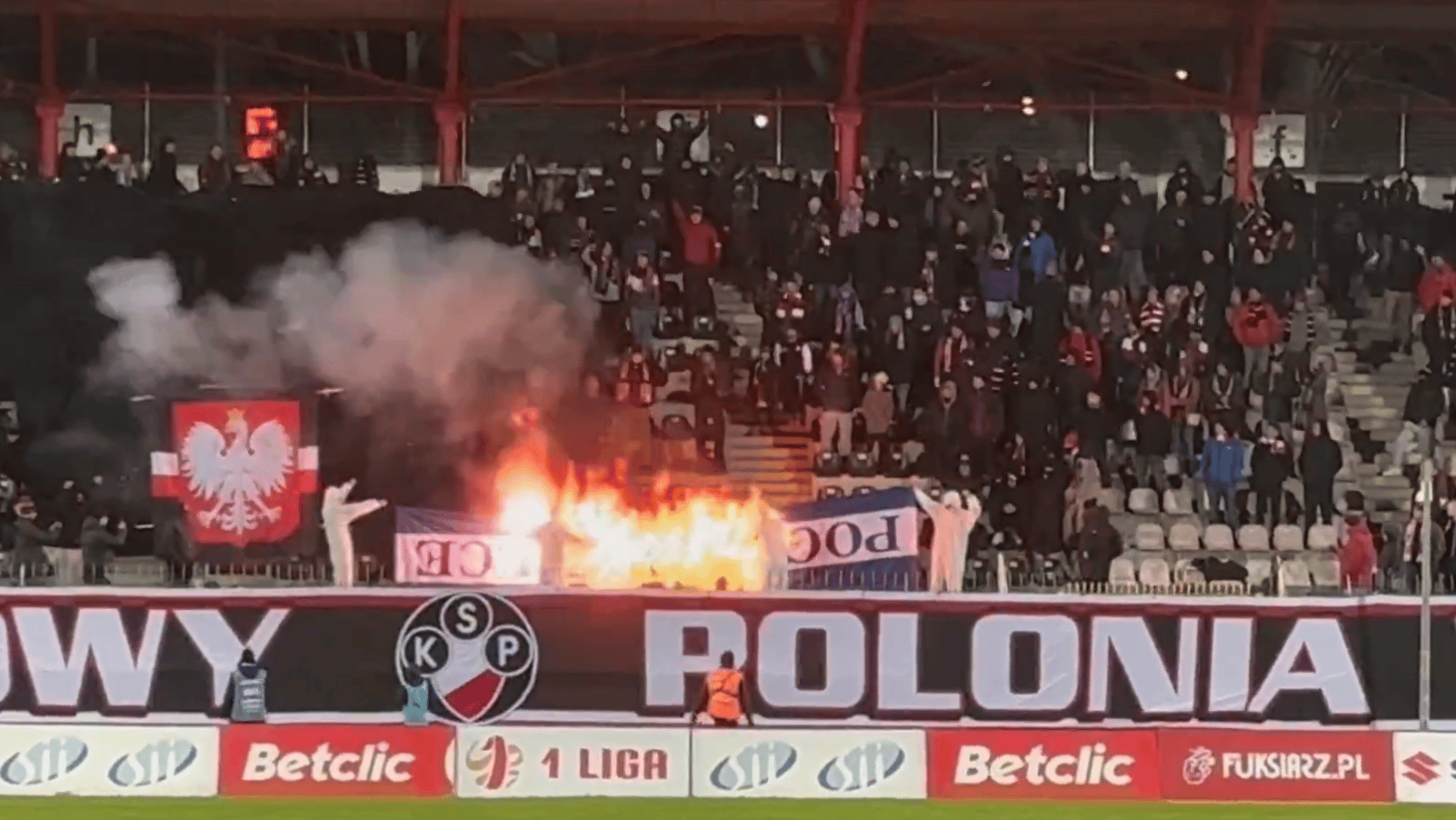 Polonia Warszawa wygrywa, a jej kibice spalili flagę rywali