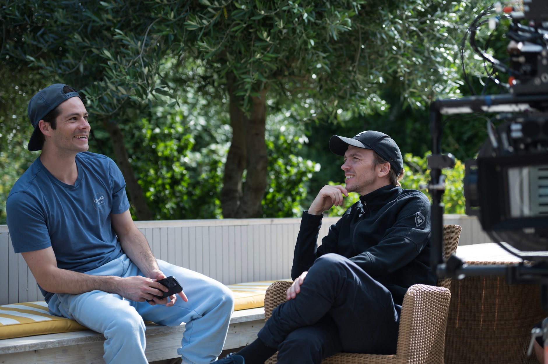 Dylan O'Brien i Jan Komasa na planie filmu "Rocznica"