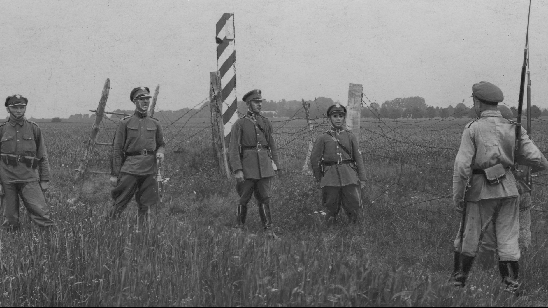 Żołnierze KOP w trakcie spotkania z patrolem sowieckim na granicy Polski i ZSRR