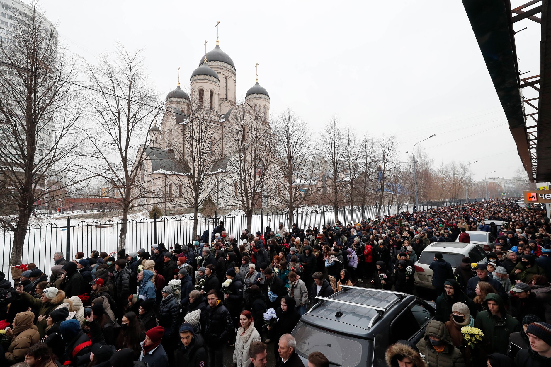 Tłumy Rosjan podążające za karawanem z trumną zmarłego przywódcy rosyjskiej opozycji Aleksieja Nawalnego przed kościołem Ikony Matki Bożej podczas jego pogrzebu w Moskwie, Rosja, 1 marca 2024 r.