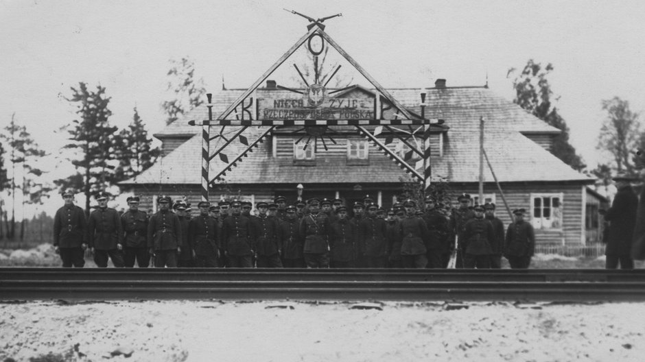 Żołnierze KOP przed strażnicą w okolicy Stołpców