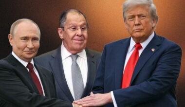 Prezydent Stanów Zjednoczonych Donald Trump wita prezydenta Rosji Władimira Putina. Anchorage, Alaska, 15 sierpnia 2025 r. W tle minister spraw zagranicznych Federacji Rosyjskiej Siergiej Ławrow