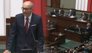 Włodzimierz Czarzasty przemawia na mównicy sejmowej, w tle widownia poselska.