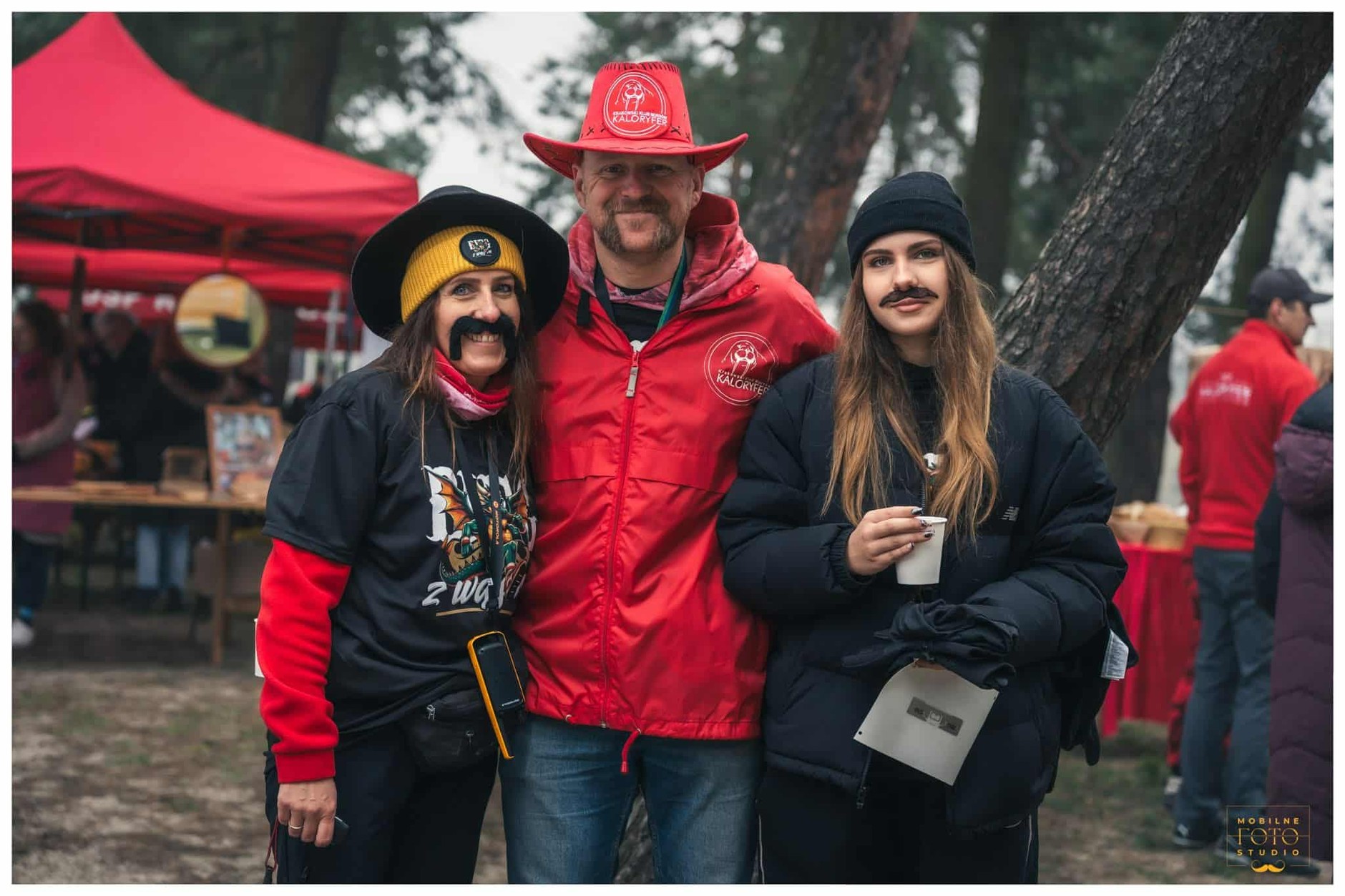 Marcin ma ogromne wsparcie w rodzinie. Na zdjęciu jest z żoną i z córką - promują akcję Mosznowładców