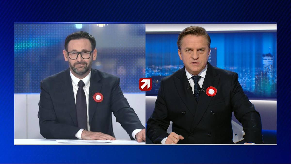 Dwaj mężczyźni w garniturach siedzący przy stołach, prawdopodobnie podczas debaty politycznej.