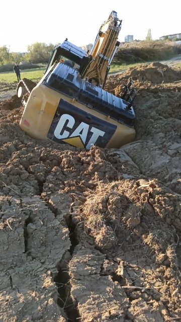 Budowa boisk była niezwykle trudna. Na bagnach potrafiły ugrzęznąć koparki