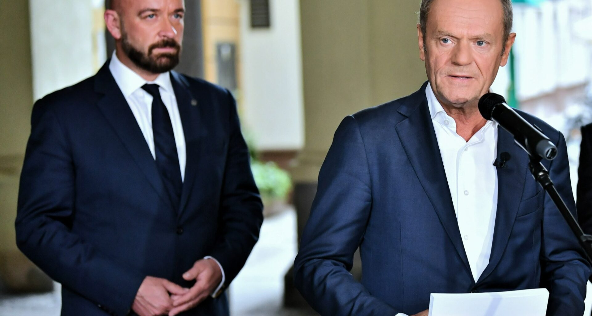 Premier Donald Tusk (P) i prezydent Wrocławia Jacek Sutryk (L) na konferencji prasowej