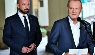 Premier Donald Tusk (P) i prezydent Wrocławia Jacek Sutryk (L) na konferencji prasowej