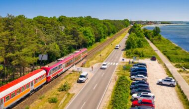 Pociąg kursujący między Gdynią a Helem