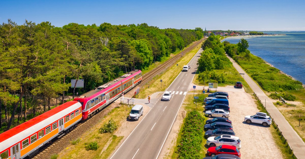 Pociąg kursujący między Gdynią a Helem