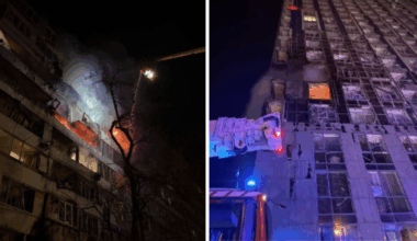 Widok nocny na płonący budynek mieszkalny w Kijowie, z widocznymi strażakami gaszącymi pożar.