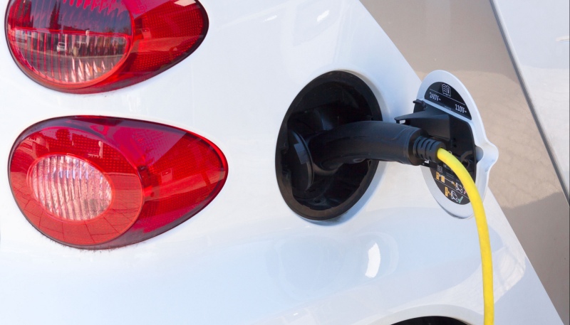 Kończą się pieniądze na dopłaty do elektryków. "Czekają nas spadki"