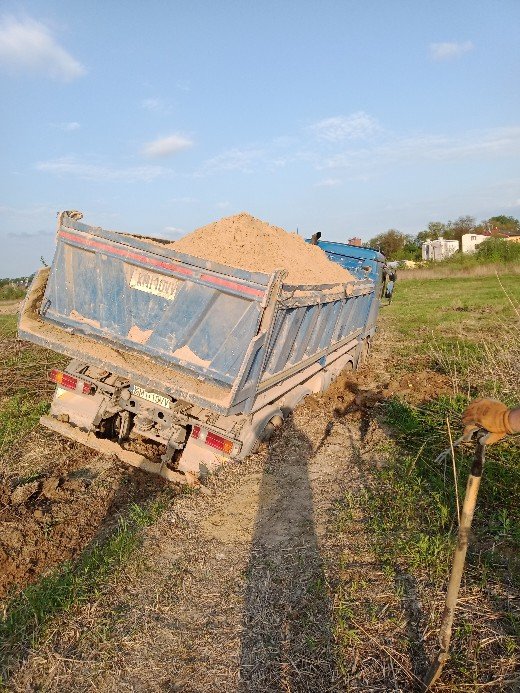 Ciężarówka zakopała się na bagnistych terenach