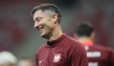 Robert Lewandowski w stroju treningowym reprezentacji Polski, uśmiecha się podczas treningu.