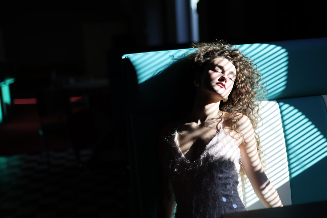 1/1000 s, f/1.6, ISO 100, 45.0 mm