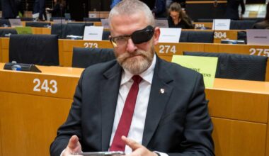 Uchylenie immunitetu Grzegorza Brauna. Parlament Europejski podjął decyzję - Onet