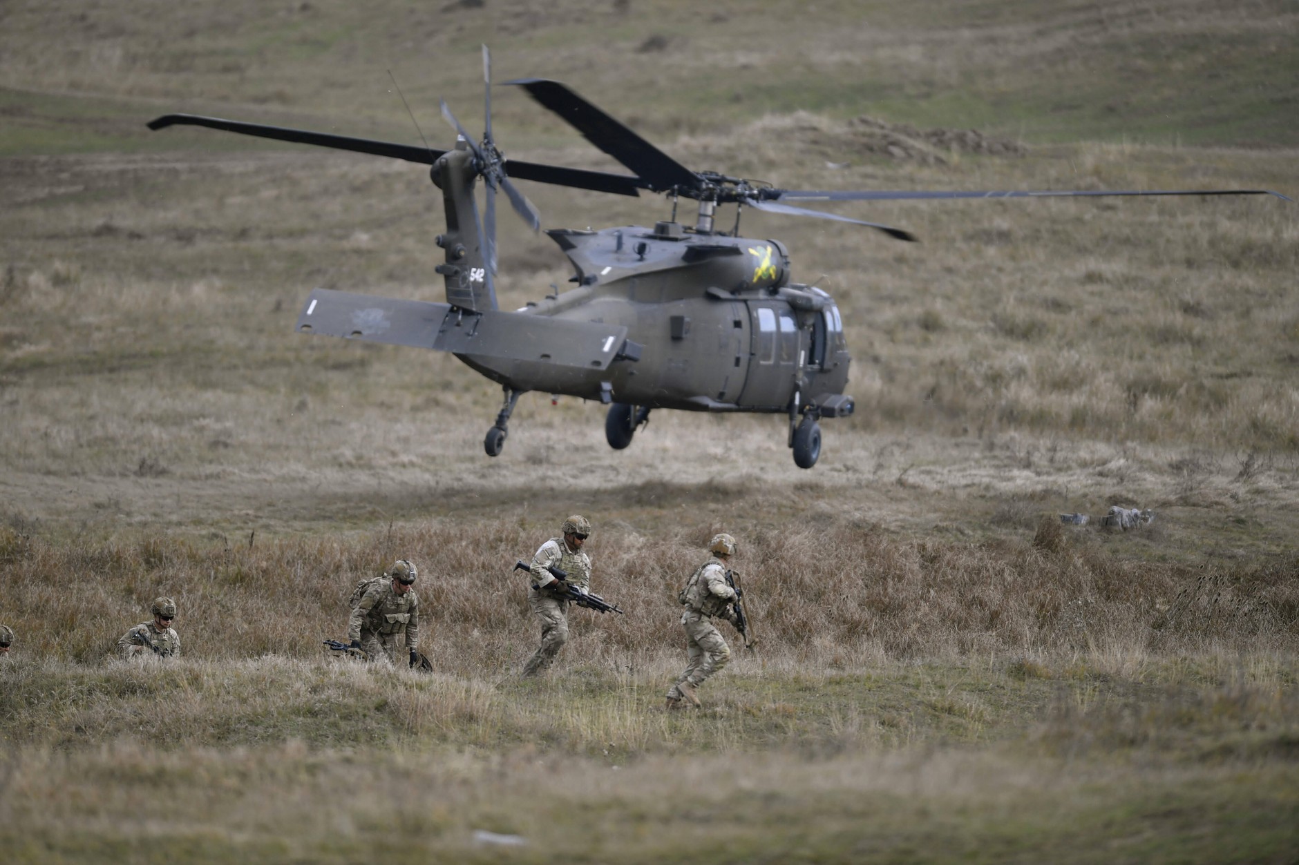 Rumuńscy żołnierze podczas ćwiczeń taktycznych w bazie wojskowej NATO w Cincu, Rumunia. 30 października 2024 r.
