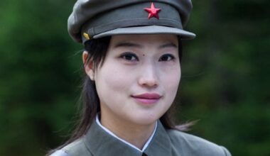 Portret przewodniczki z Korei Północnej w mundurze wojskowym, prowincja Ryanggang, Chongbong, Korea Północna