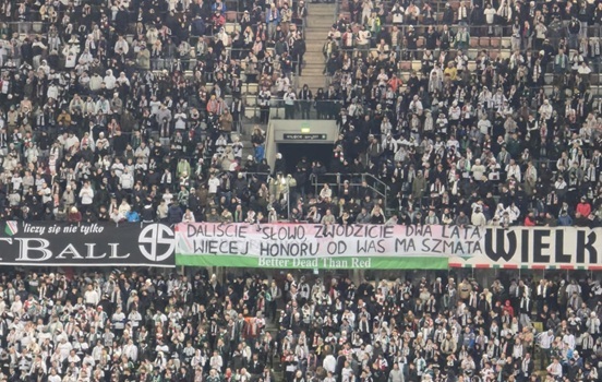 Antyrządowy transparent na Legii! "Zwodzicie dwa lata...."