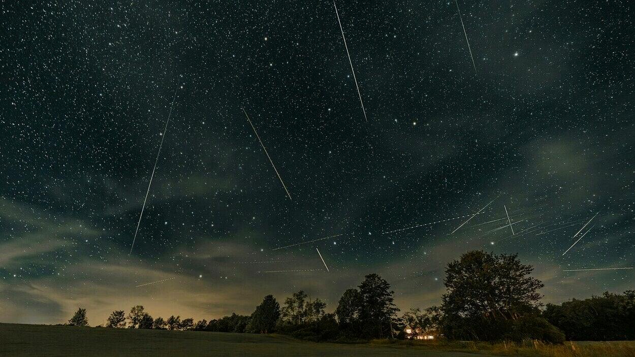 deszcz meteorów Leonidów na nocnym niebie.