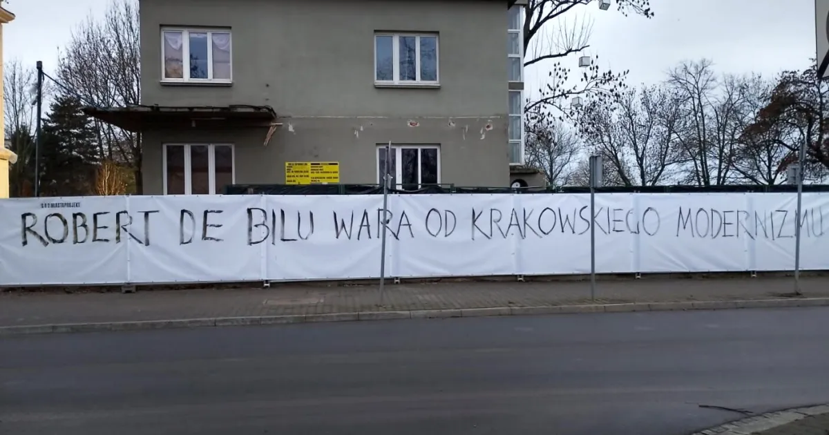 Mamy nagranie z monitoringu. Napis na ogrodzeniu inwestycji: „Robert De Bilu, wara od krakowskiego modernizmu”