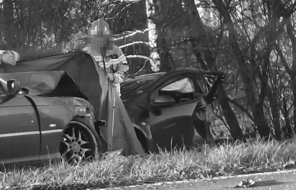 bielskiedrogi.pl: [FOTO] Tragiczny wypadek w Ustroniu. Nie żyje 18-latka, druga walczy o życie w szpitalu