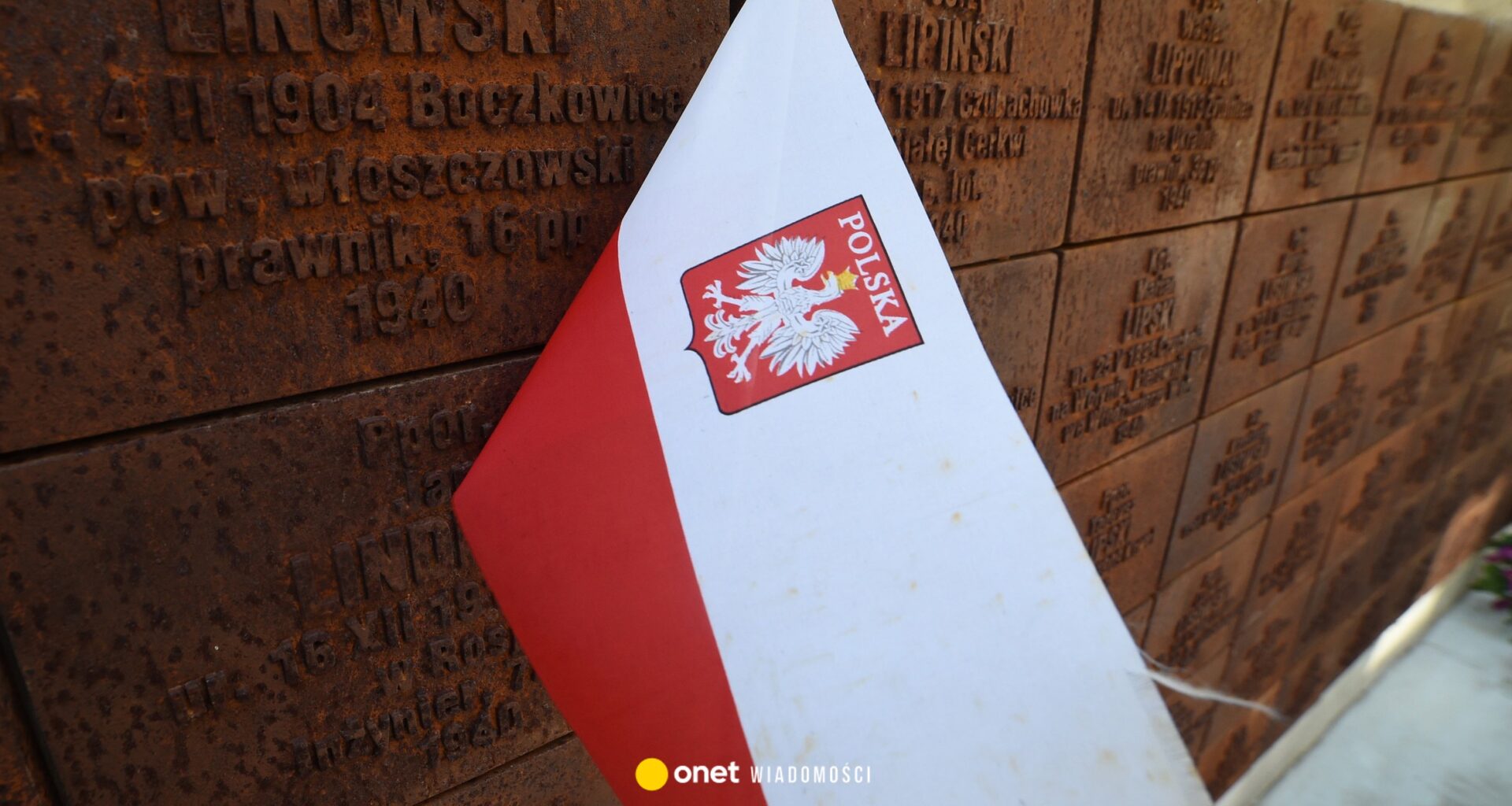 Z cmentarza w Katyniu zniknęły polskie symbole. Skandaliczna decyzja