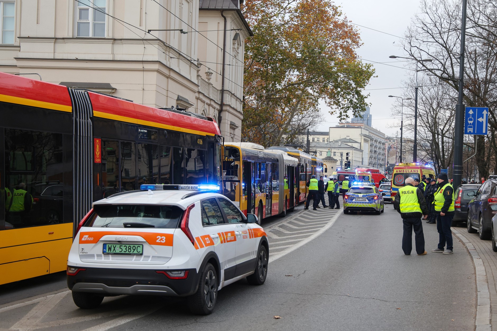 Zderzenie tramwajów i autobusu w Warszawie. Są ranni. Duże utrudnienia w ruchu