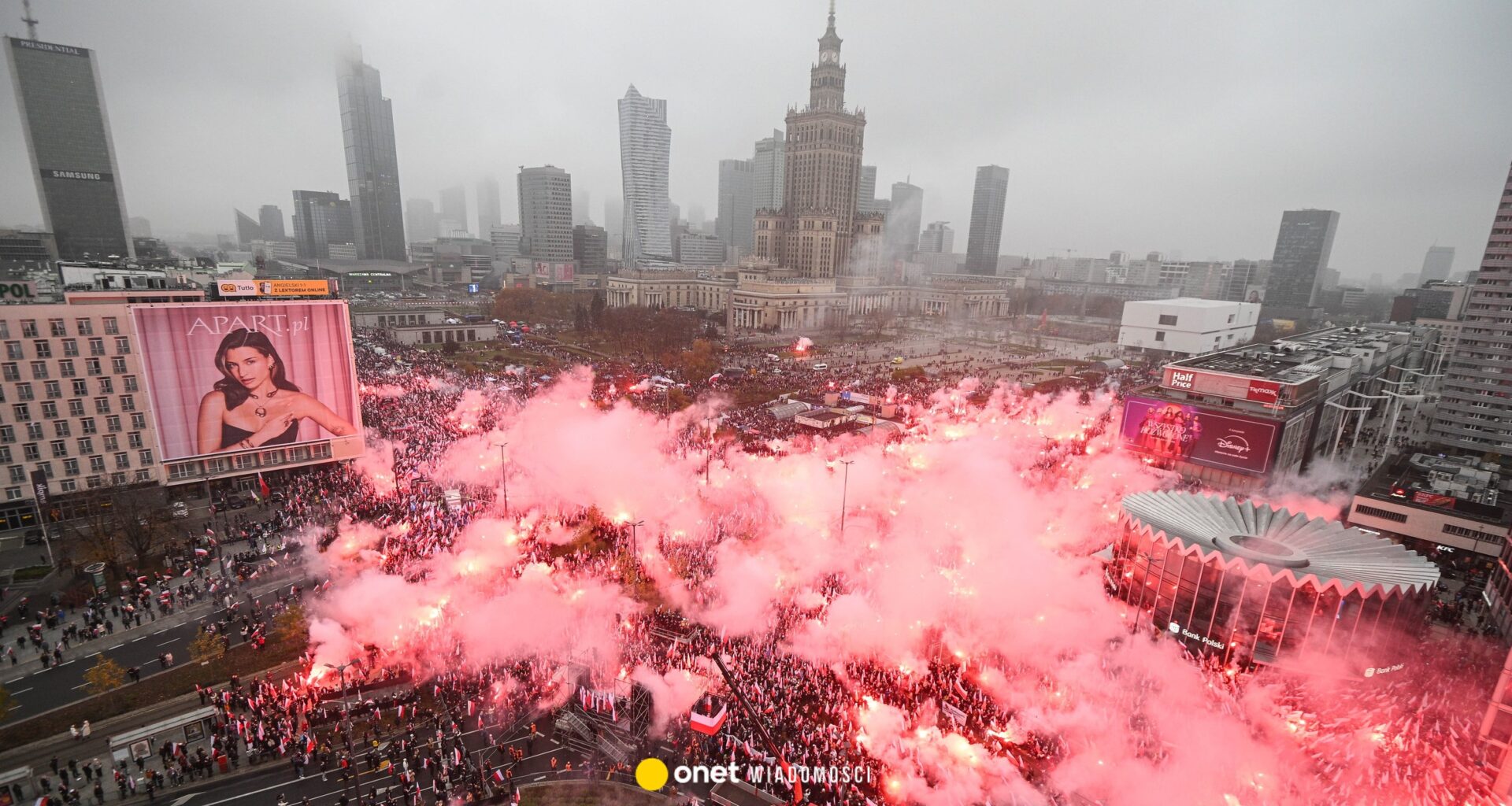 Ulicami Warszawy idzie Marsz Niepodległości. Uczestnicy odpalili race i świece dymne [RELACJA NA ŻYWO]