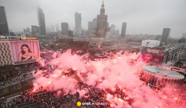 Ulicami Warszawy idzie Marsz Niepodległości. Uczestnicy odpalili race i świece dymne [RELACJA NA ŻYWO]