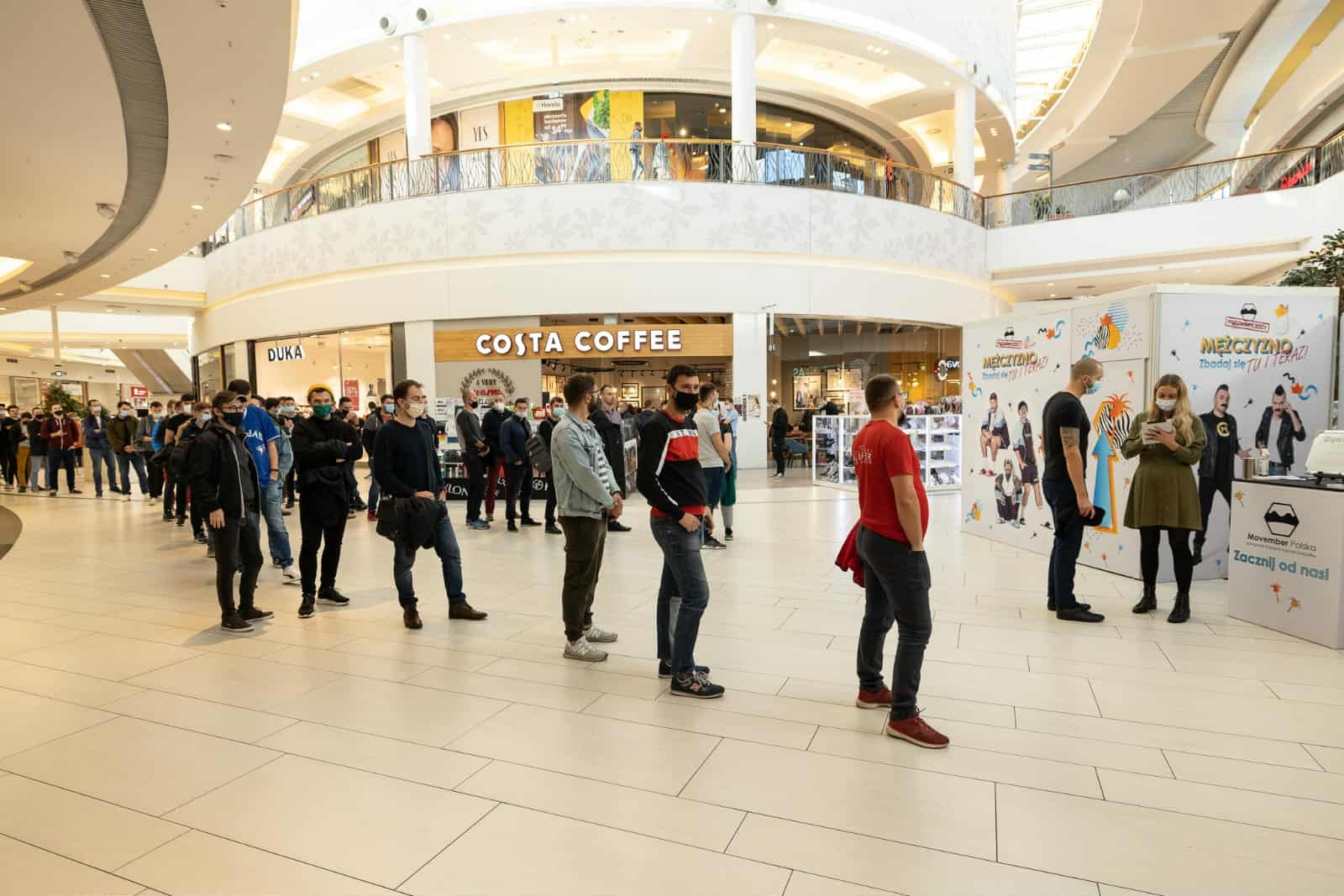 Marcin angażuje się w akcje profilaktyczne w klimacie Movember. Na zdjęciu widać relację z jednej z nich (źródło: publiczna relacja prasowa)